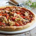 scharfe thunfischpizza mit paprika oliven und kapern soisstitalien l.jpg