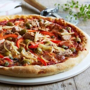 scharfe thunfischpizza mit paprika oliven und kapern soisstitalien l.jpg